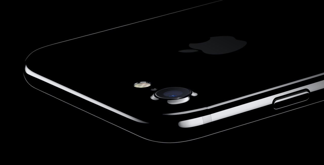 iPhone 7 Plus con funda negro brillante