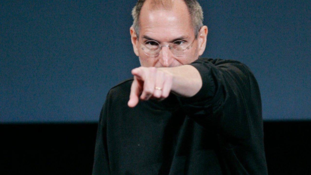 Steve Jobs señalando