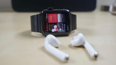 Apple Watch y AirPods dentro de otros