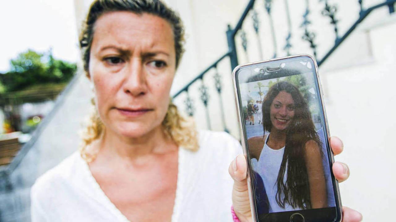 Madre de Diana Quer sostiene iPhone con la foto de su hija