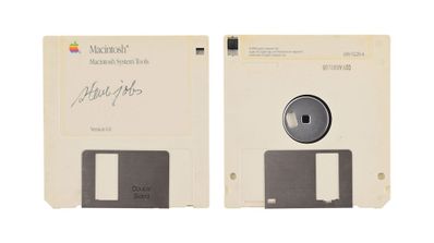 Disquete firmado por Steve Jobs