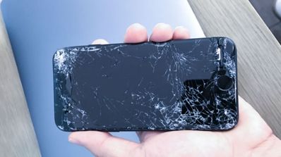 iPhone roto con pantalla quebrada