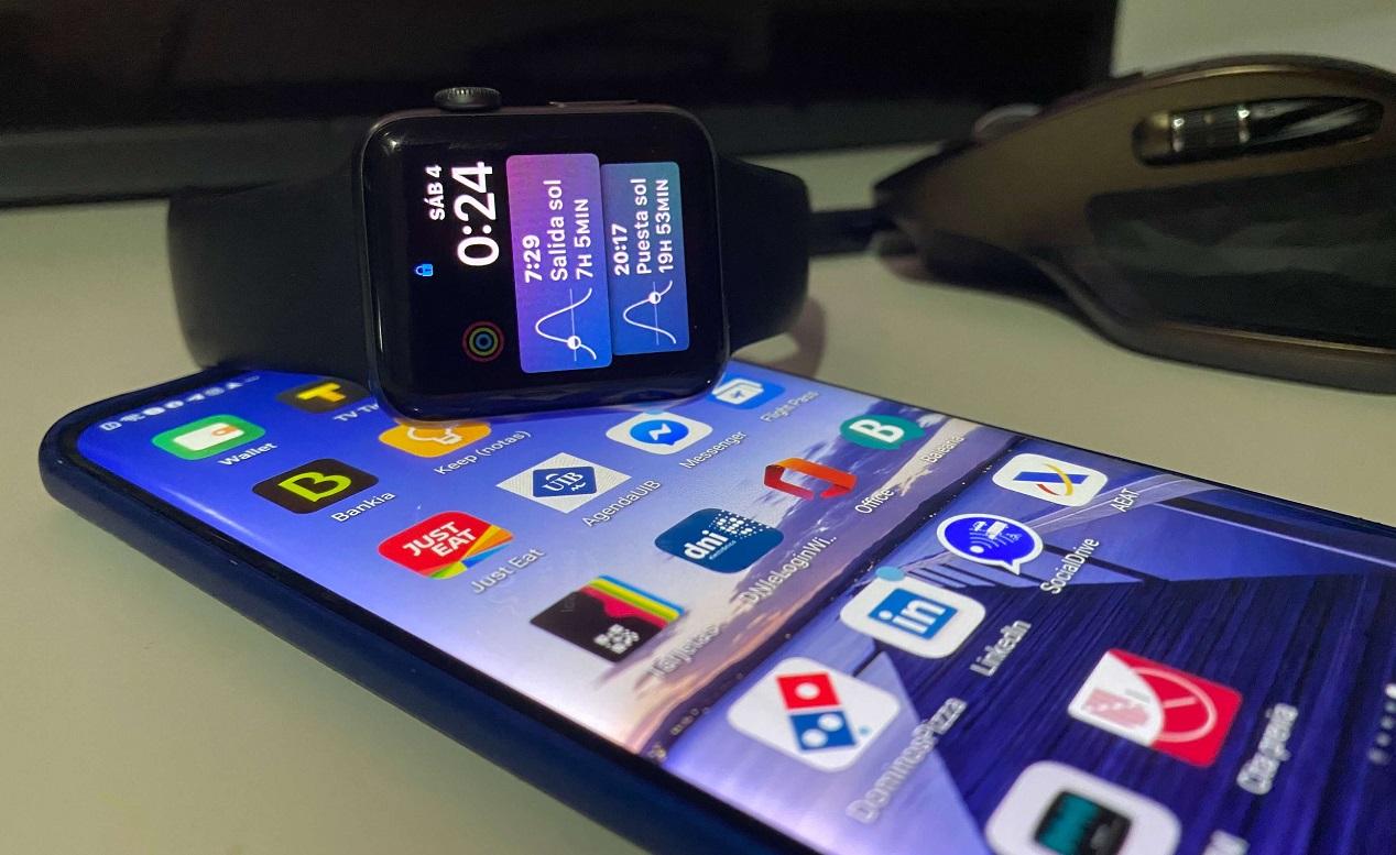 Apple Watch y móvil Android