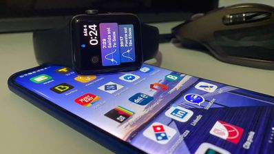 Apple Watch y móvil Android