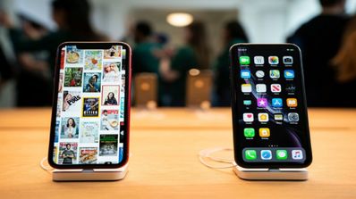 iPhone 11 en pedestal
