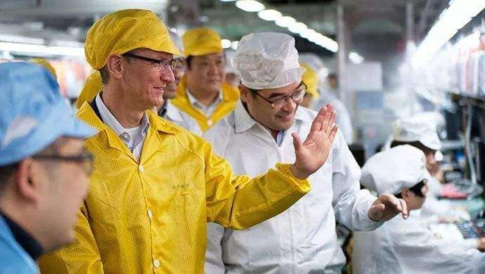 Tim Cook, CEO de Apple, visitando una fábrica