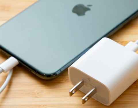 Apple pretende crear un nuevo cargador más pequeño, pero ¿Se incluirá en  la caja?