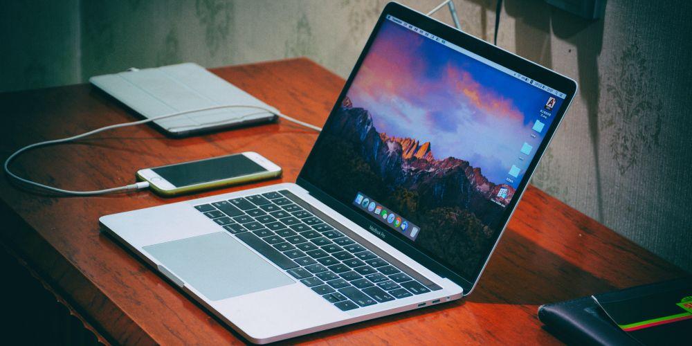 MacBook Pro en escritorio