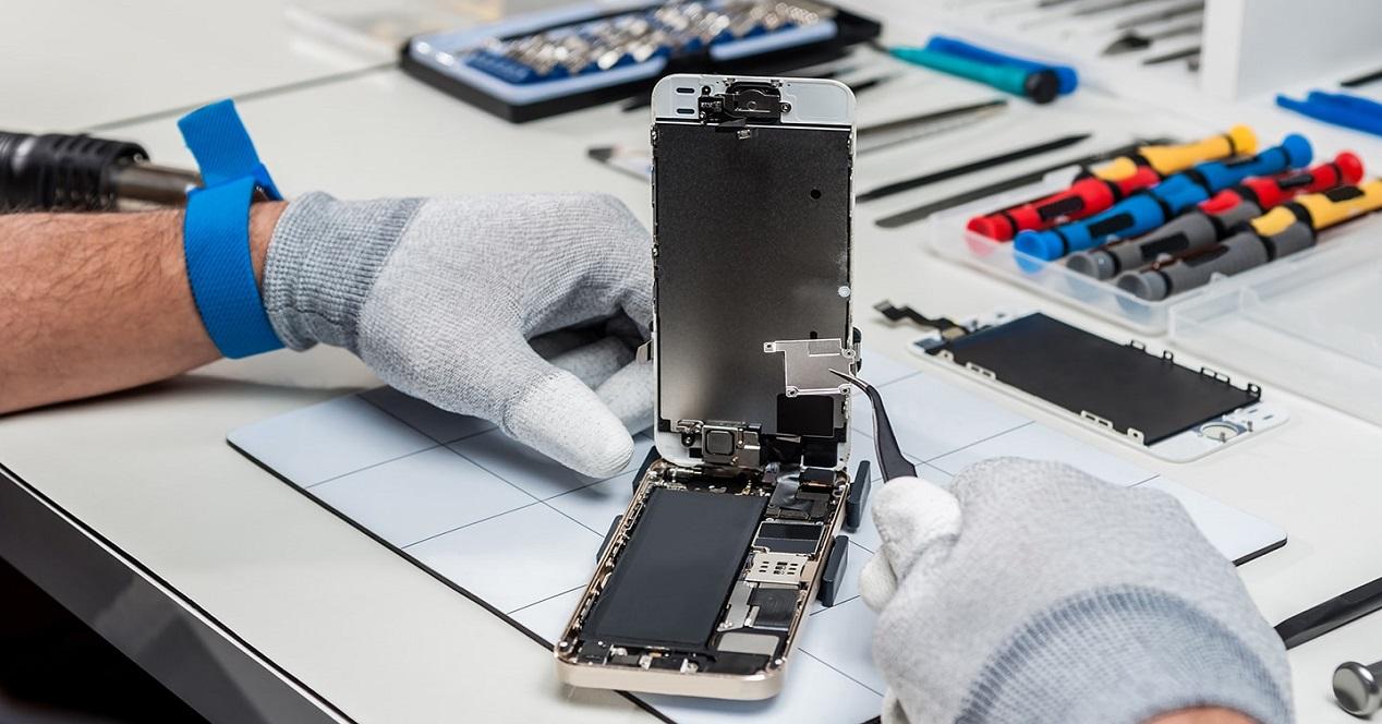 Soporte de Apple no entregará equipos en reparación por el brote 