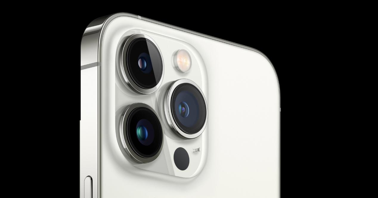 iPhone 13 Pro de color blanco