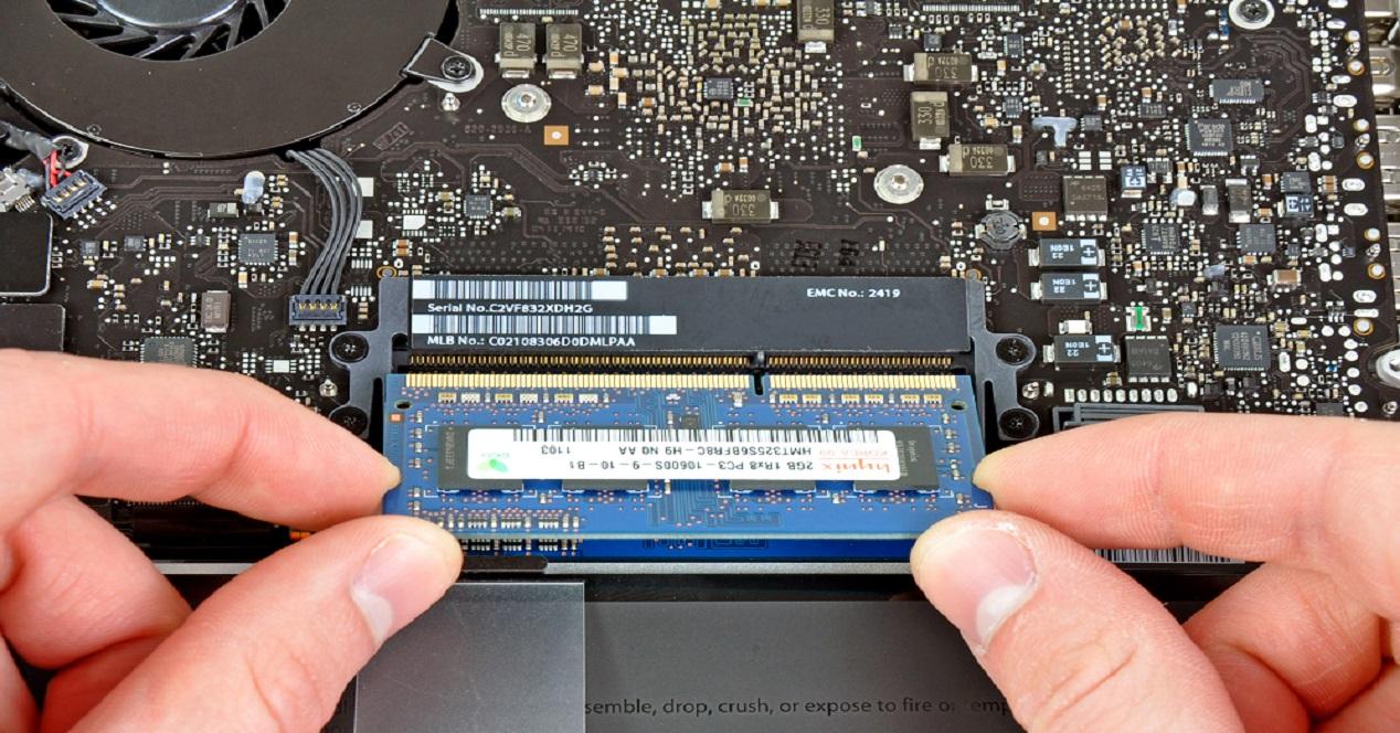 suave luces Mucho Cómo ampliar la memoria RAM de un MacBook