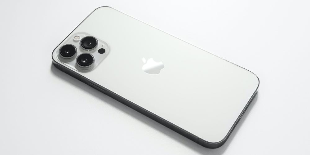 iPhone 13 Pro Max en blanco