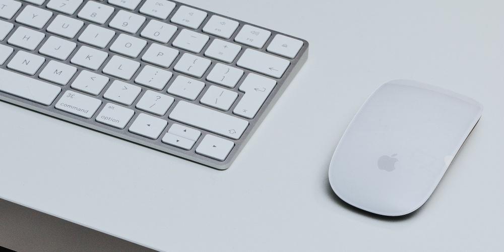 Magic Mouse 2 con Magic Keyboard 2 en fondo blanco