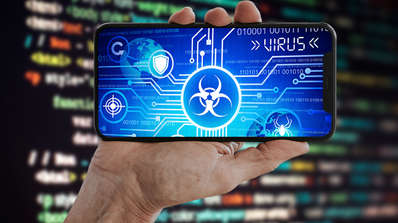 iphone en la mano con virus en pantalla