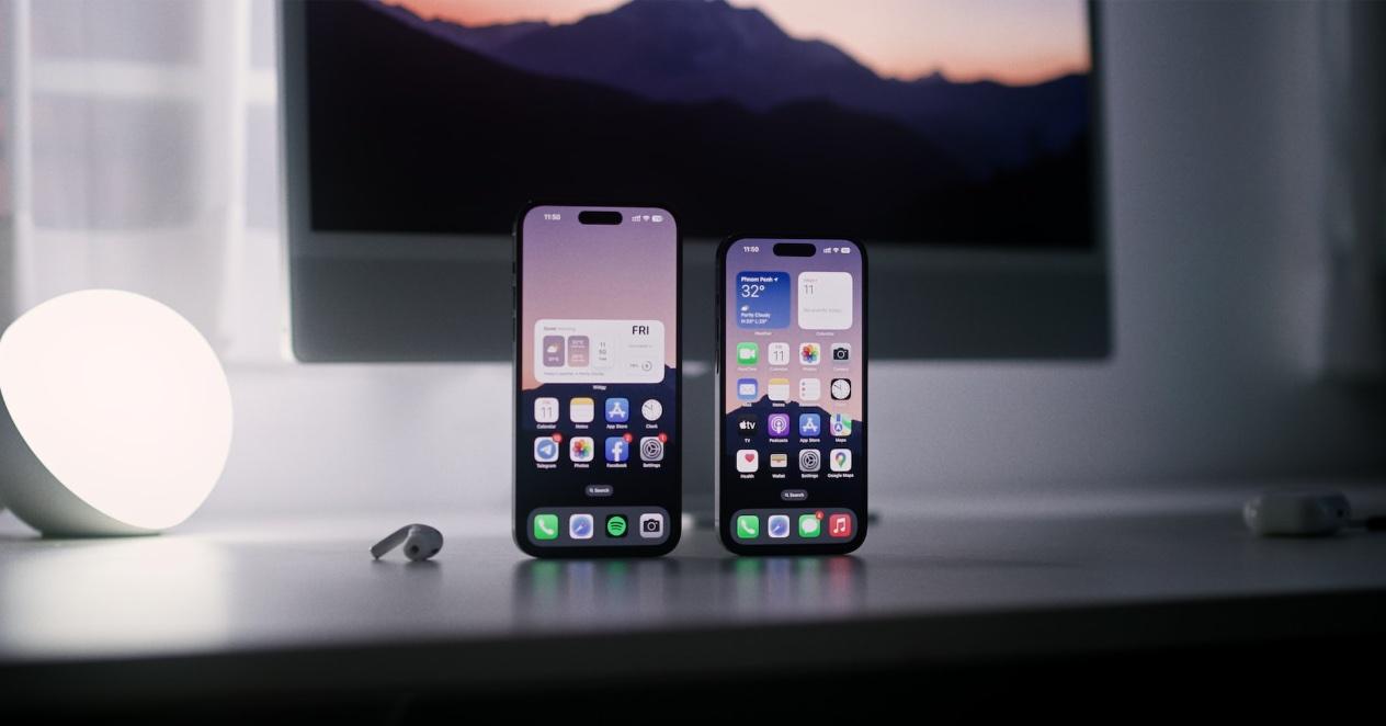 Dos iPhones 15 junto a airPods