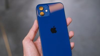 iPhone 12 de color azul sostenido en mano