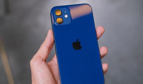 iPhone 12 de color azul sostenido en mano