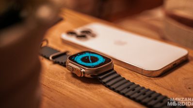 Apple Watch Ultra en una mesa con un iPhone