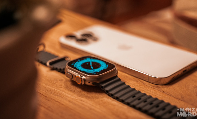 Apple Watch Ultra en una mesa con un iPhone
