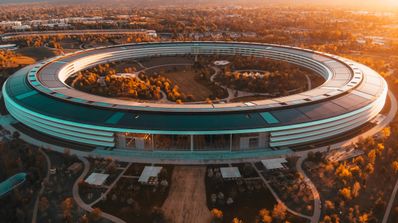 Apple Park fotografía con dron desde arriba durante atardecer