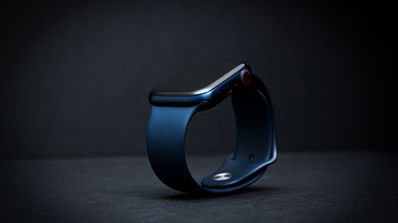 Apple Watch Series 8 de color negro sobre fondo negro