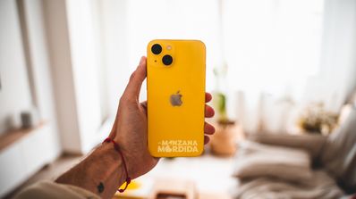 iPhone 14 amarillo