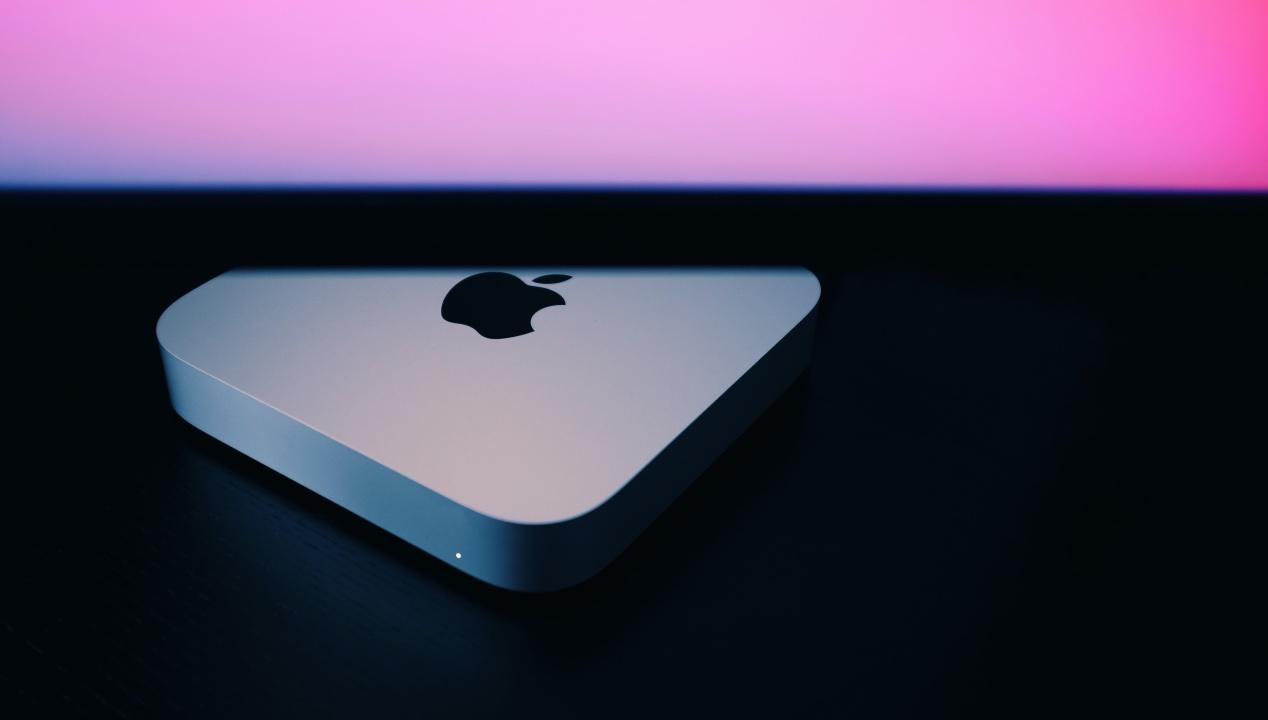 Mac mini sobre fondo negro y lila