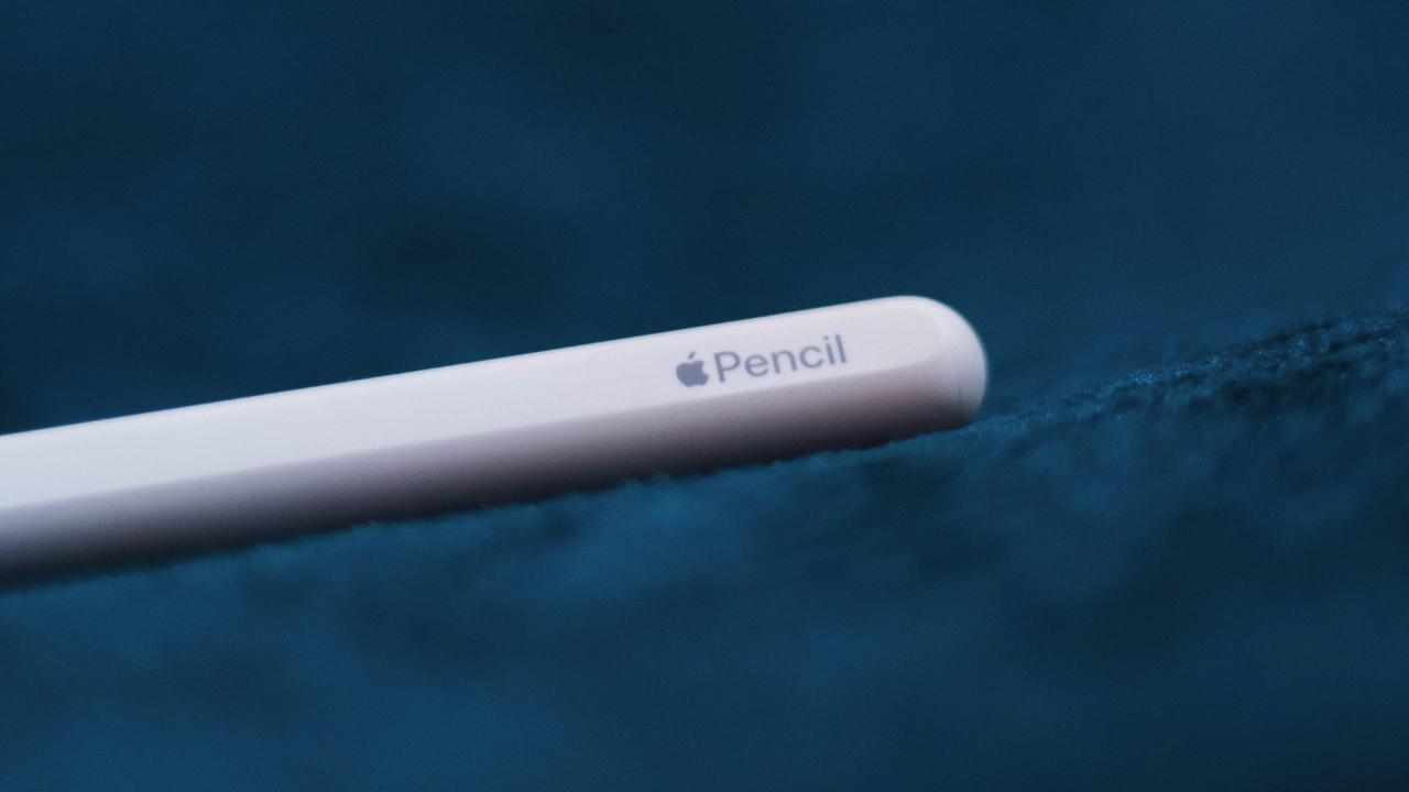 apple pencil de segunda generación sobre fondo azul