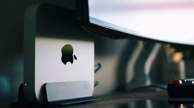 Mac mini colocado en vertical