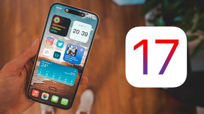 iOS 17 al lado de un iPhone sujetado por una mano