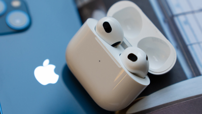 airpods con la tapa abierta