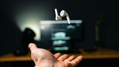 portada ilustrativa AirPods en el aire