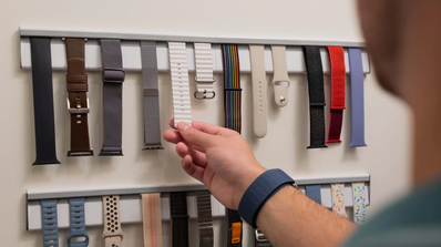 persona eligiendo una correa para Apple Watch de distintos tonos y colores