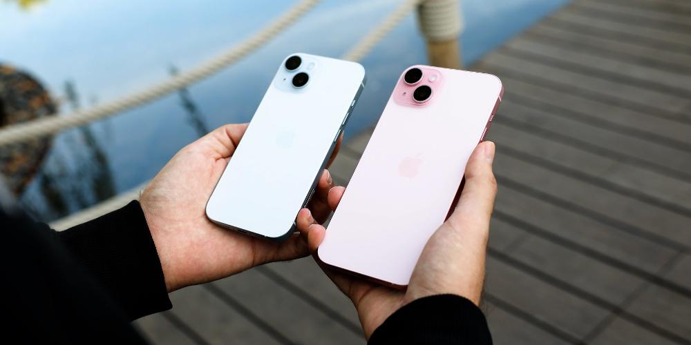 iPhone 15 azul e iPhone 15 rosa
