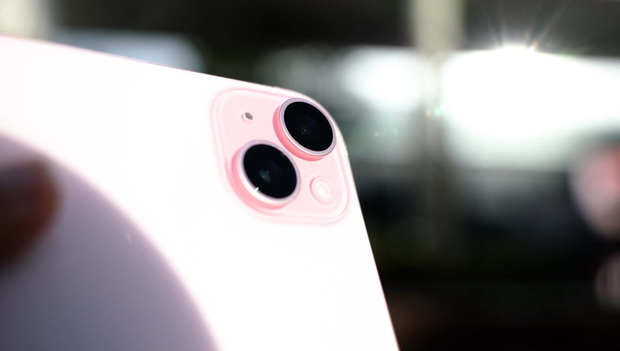 camara del iPhone 15 de color rosa