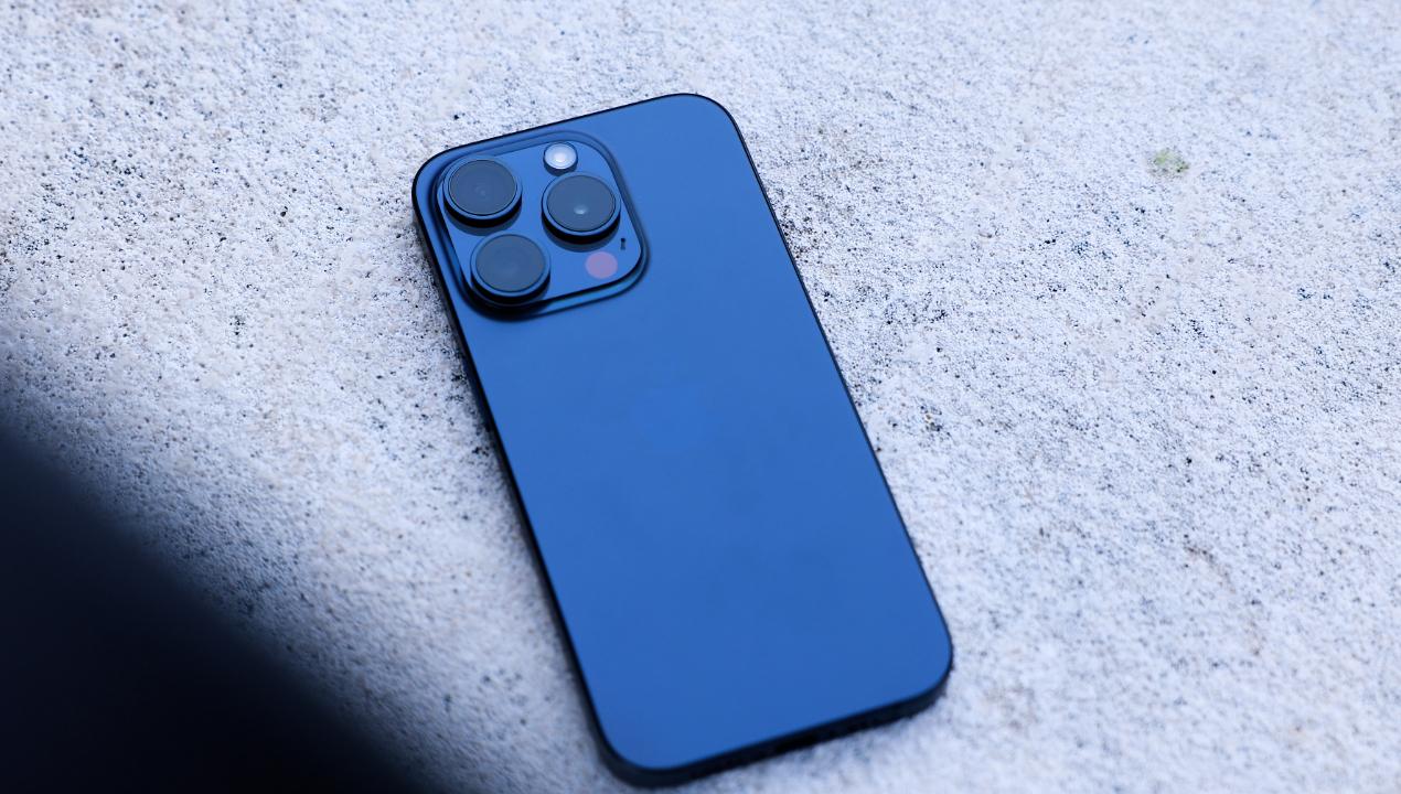 iPhone 15 pro color azul titano