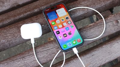 iPhone 15 y cargador USB-C