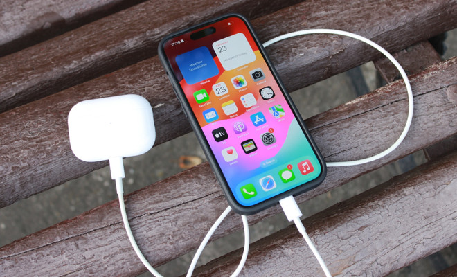 iPhone 15 y cargador USB-C
