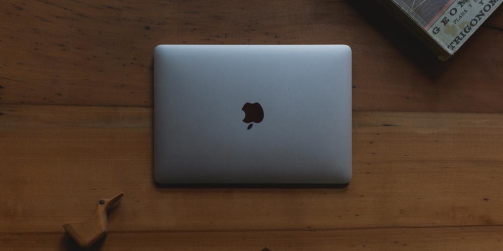 MacBook sobre una mesa