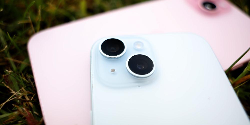 detalle cámara en iphone blanco sobre iphone rosa