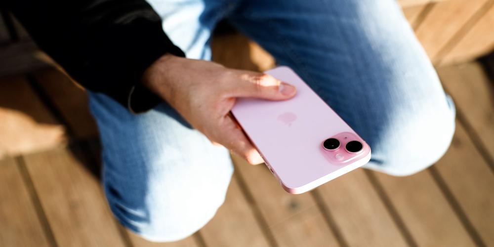 iPhone 15 base con capacidad de almacenamiento de 128 GB, doble cámara y color rosa
