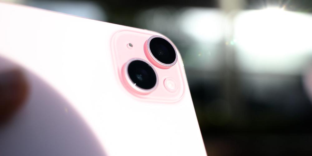 Doble cámara del iPhone 15 color rosa