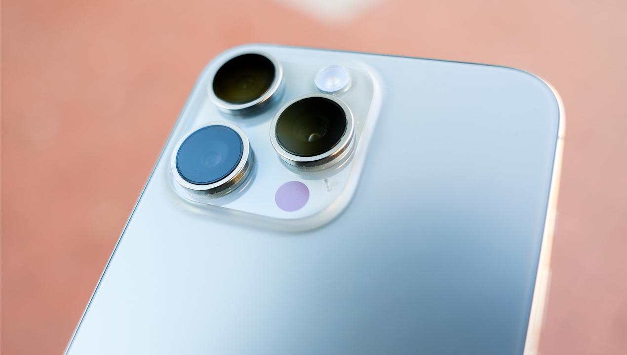 iPhone 15 pro Max co triple cámara titanio