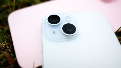 iPhone 15 en dos colores vistos de la parte trasera