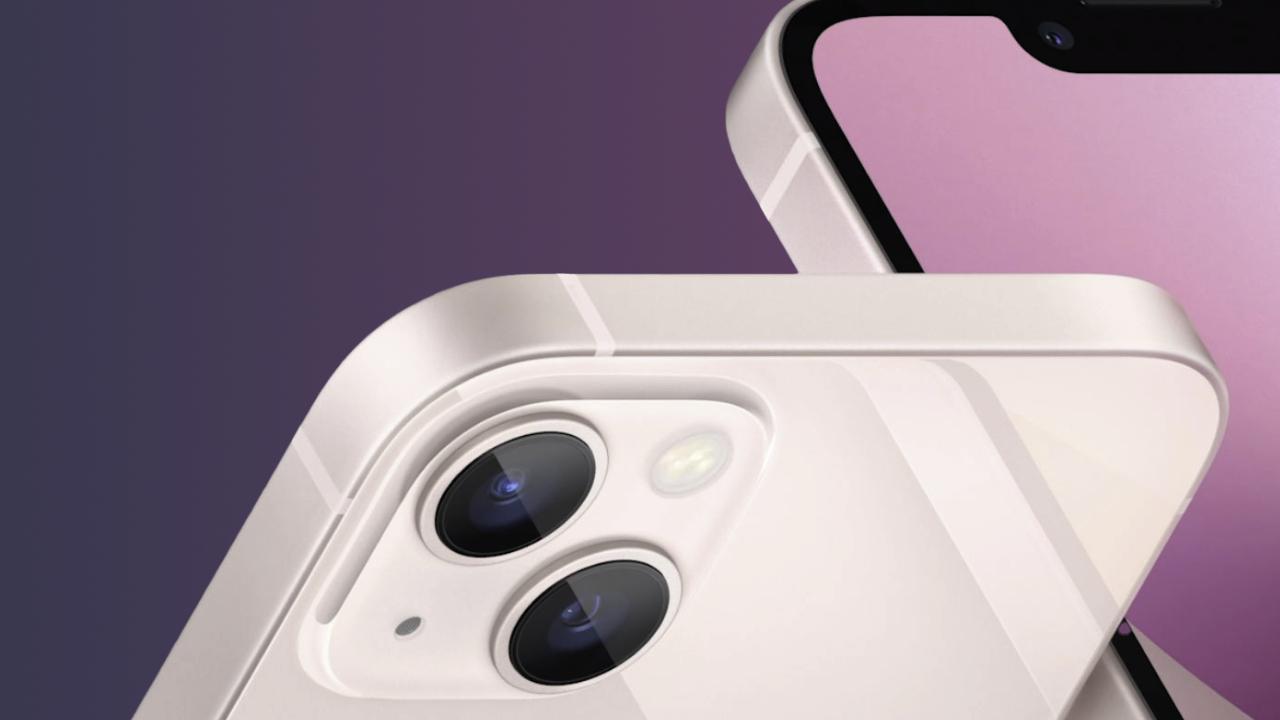 iPhone 13 de color rosa sobre fondo degradado rosa y morado