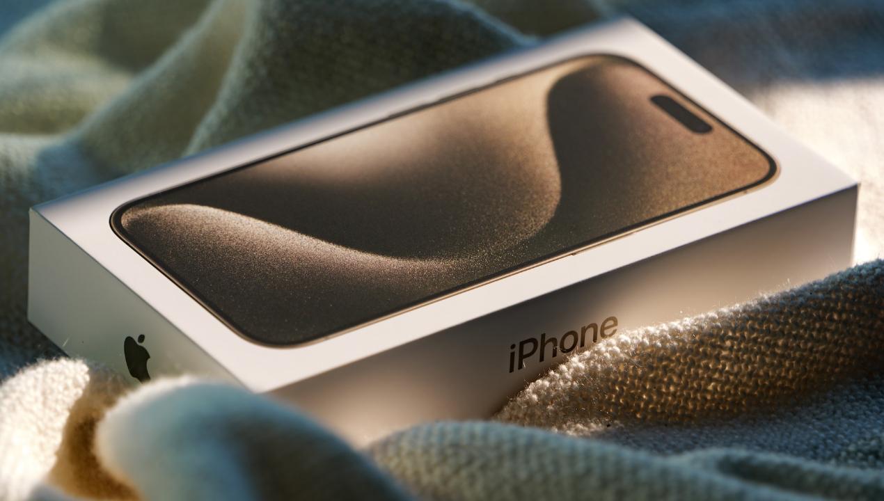 Caja iPhone 15 pro Max color titanio