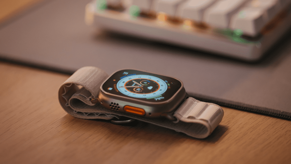Apple Watch Ultra на столе