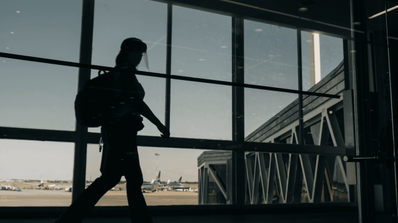 persona en un aeropuerto