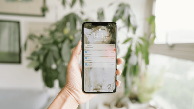 iphone sobre un fondo con flores