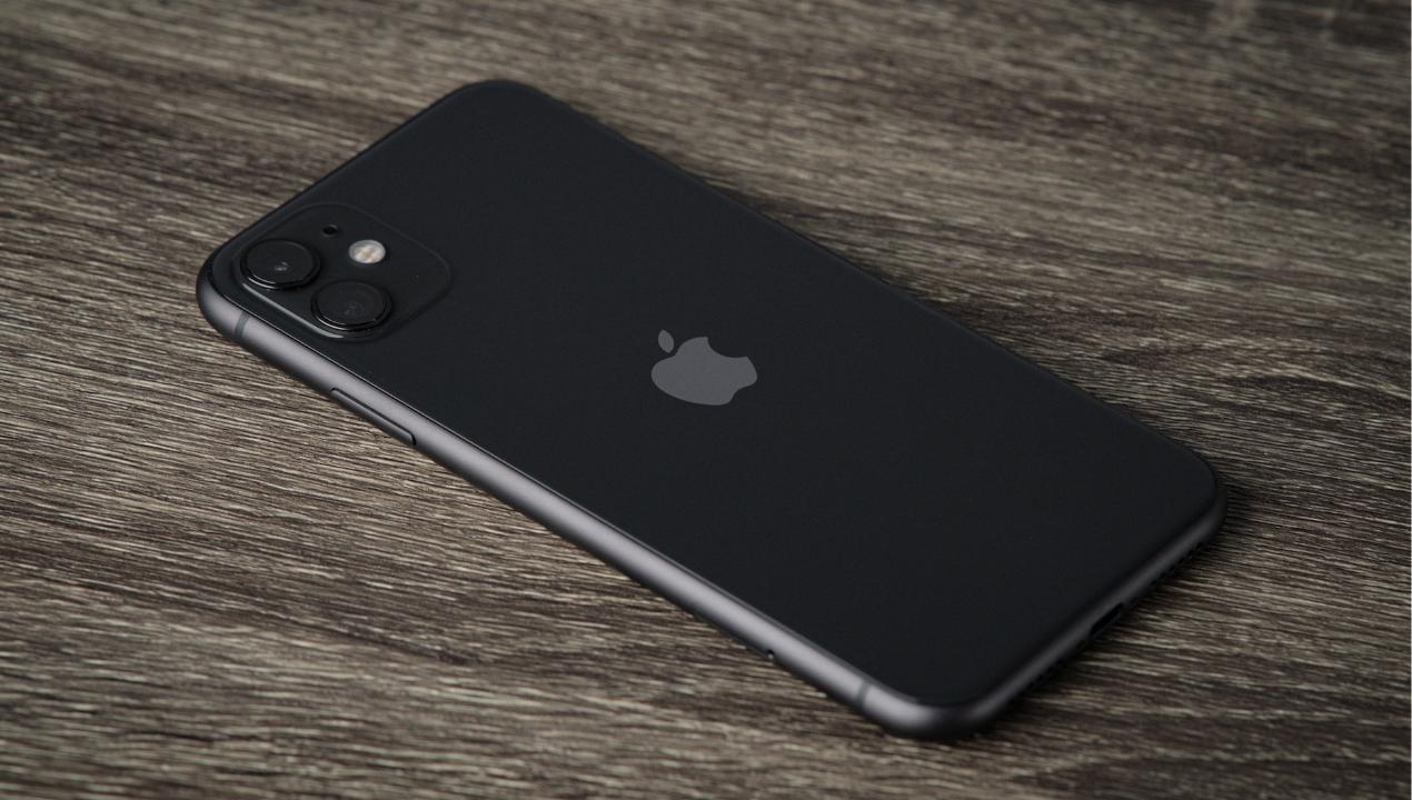iPhone 11 de color negro doble cámara